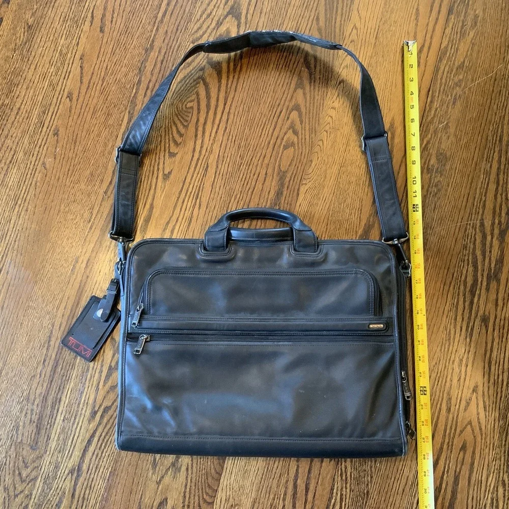 Tumi Black Genuine Leather Briefcase Messenger Bag‎ Laptop Computer Business